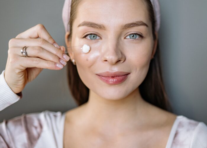 Produtos de uma linha de skincare organizados para uma rotina de cuidados com a pele.