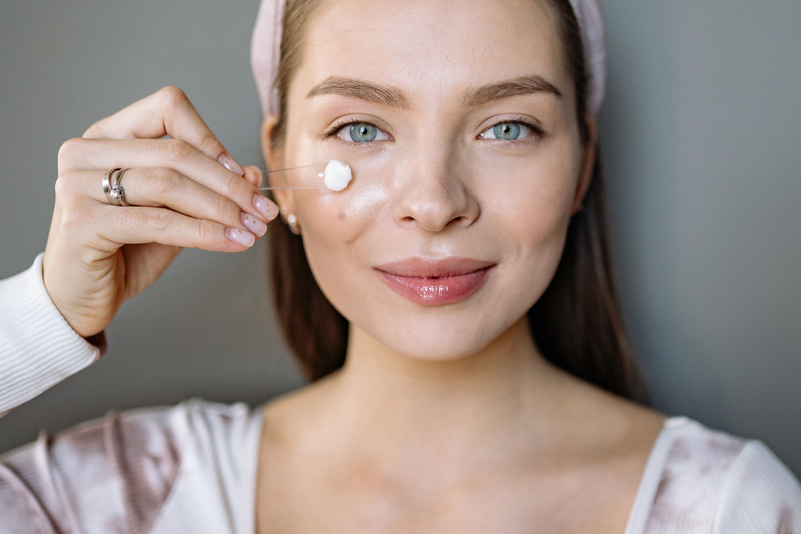 Produtos de uma linha de skincare organizados para uma rotina de cuidados com a pele.